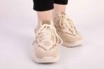 Beżowe sneakersy adidady ze zdobieniem - obrazek 2