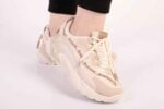 Beżowe sneakersy adidady ze zdobieniem