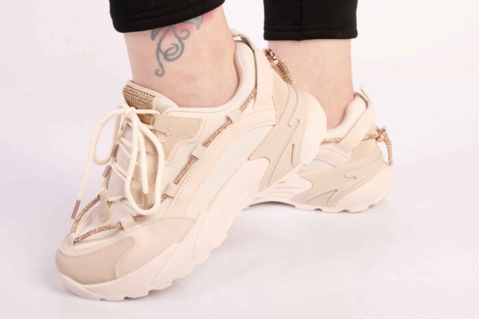 Beżowe sneakersy adidady ze zdobieniem - obrazek 6