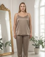 Satynowy top damski na ramiączkach - obrazek 3